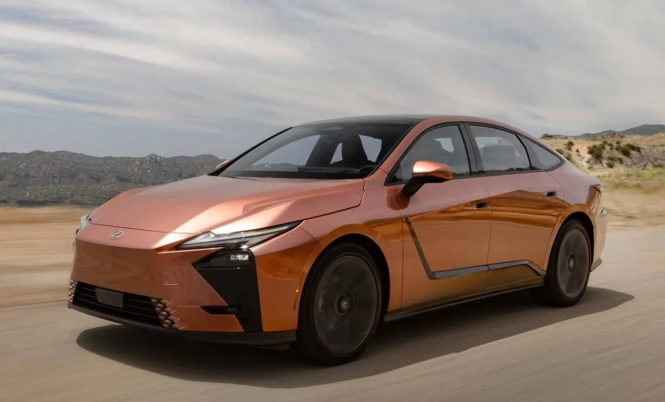 Der Lexus ES500e tritt gegen den Volvo ES90 an: zwei große Elektrolimousinen mit einem deutlichen Unterschied