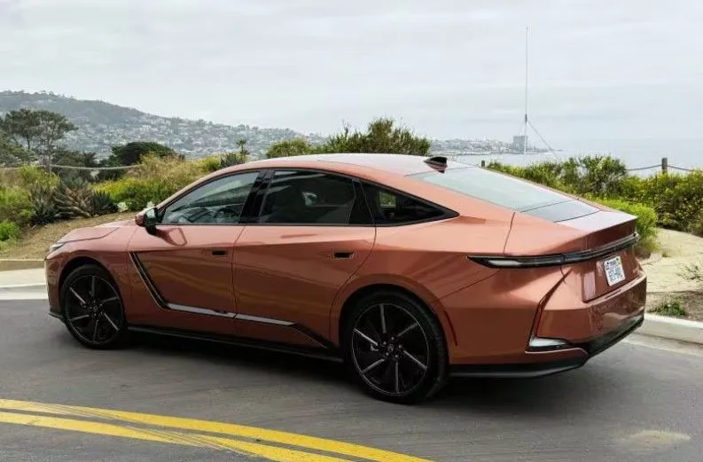 Der Lexus ES500e gegen den Volvo ES90: Zwei große Elektrolimousinen mit deutlichem Unterschied