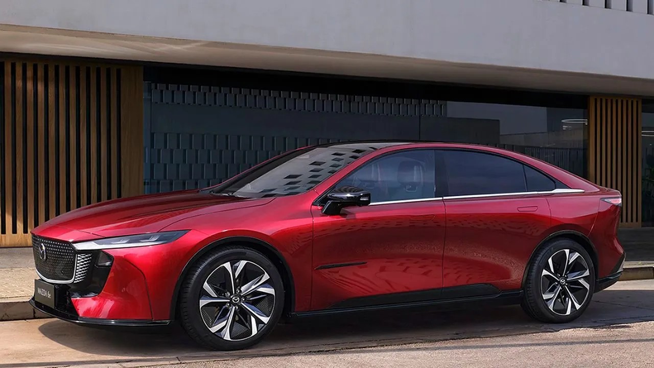 El Mazda6e se actualiza con una batería LFP más grande, una autonomía superior y unos tiempos de carga mejorados