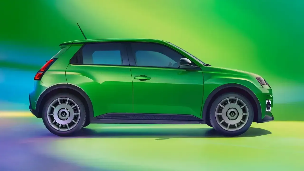 Il Renault 5 più economico ora dispone di ricarica rapida di serie, un motore più potente e una batteria LFP