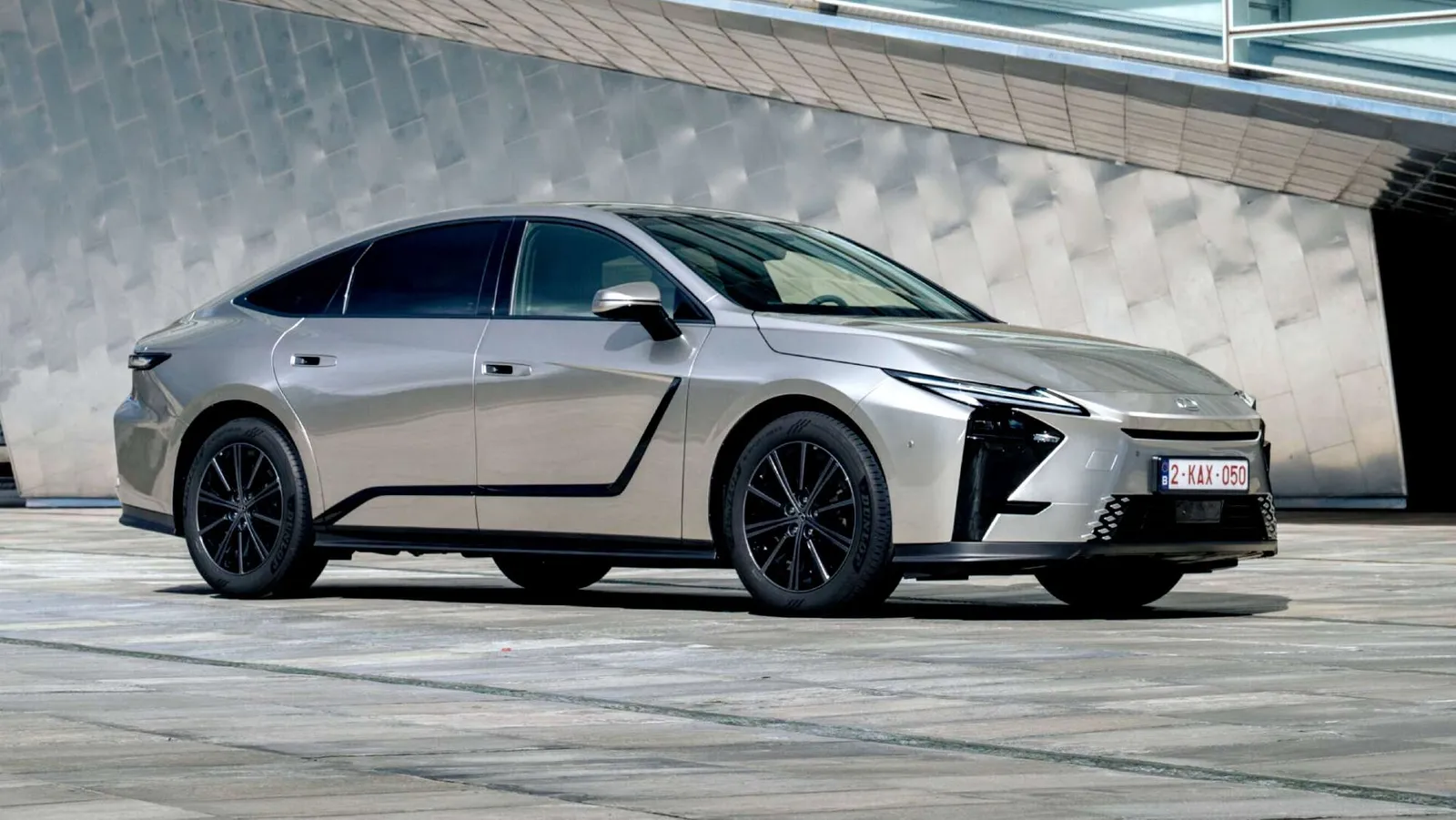 O novo Lexus ES chega à Espanha com duas versões elétricas e uma híbrida, a partir de 61.500 euros