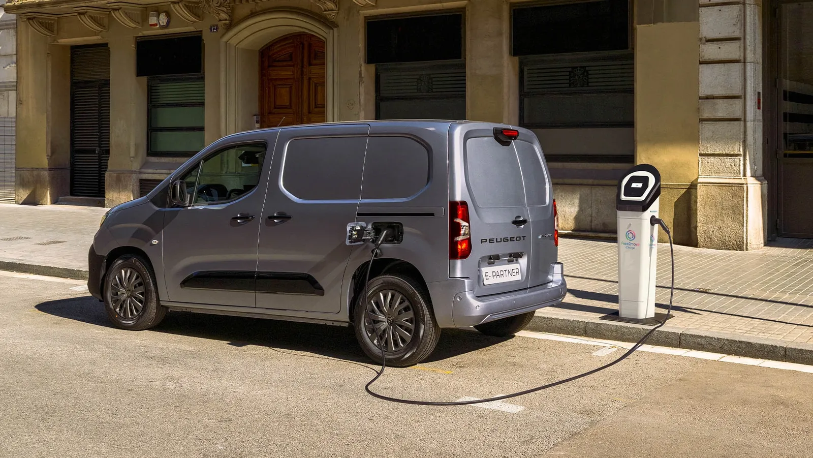 Peugeot E-Partner Active wykracza daleko poza zwykły elektryczny pojazd użytkowy, stając się najlepskim narzędziem pracy.