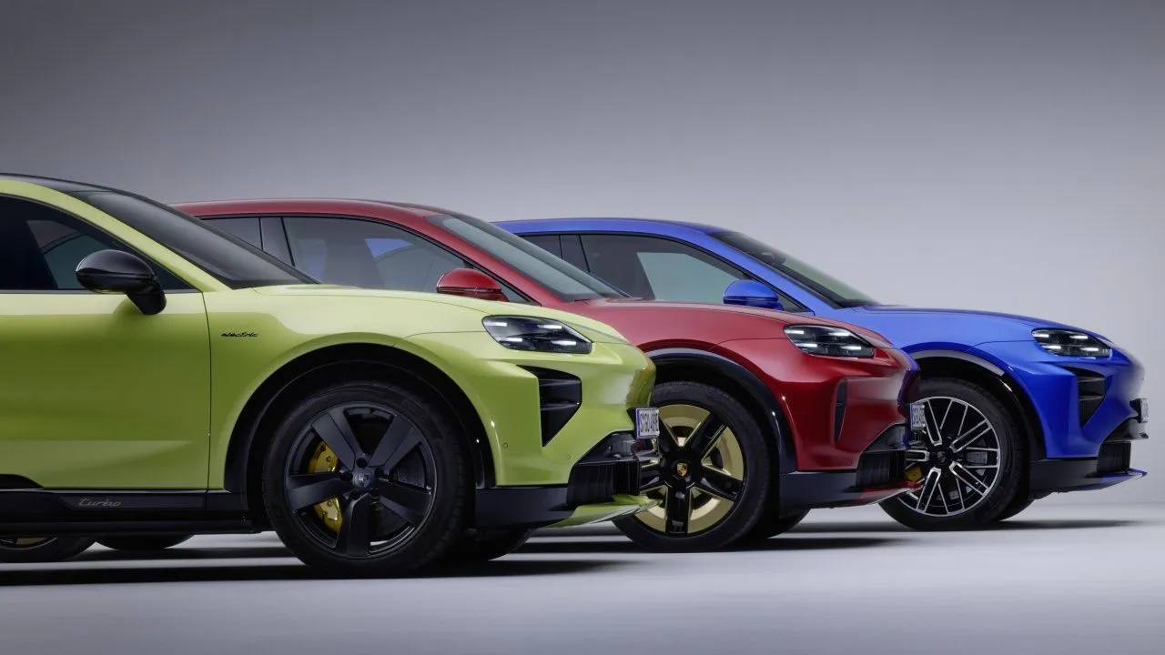 Il Porsche Cayenne elettrico ora può essere caricato senza cavi: arriva la ricarica wireless domestica