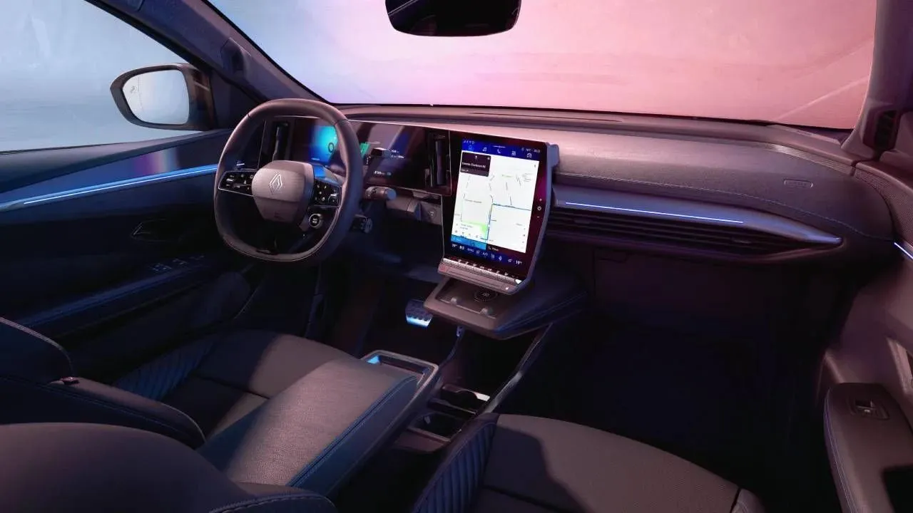 Renault Scénic ma teraz lepszy zasięg, szybciej się ładowa i będzie o 1000 euro tańszy.