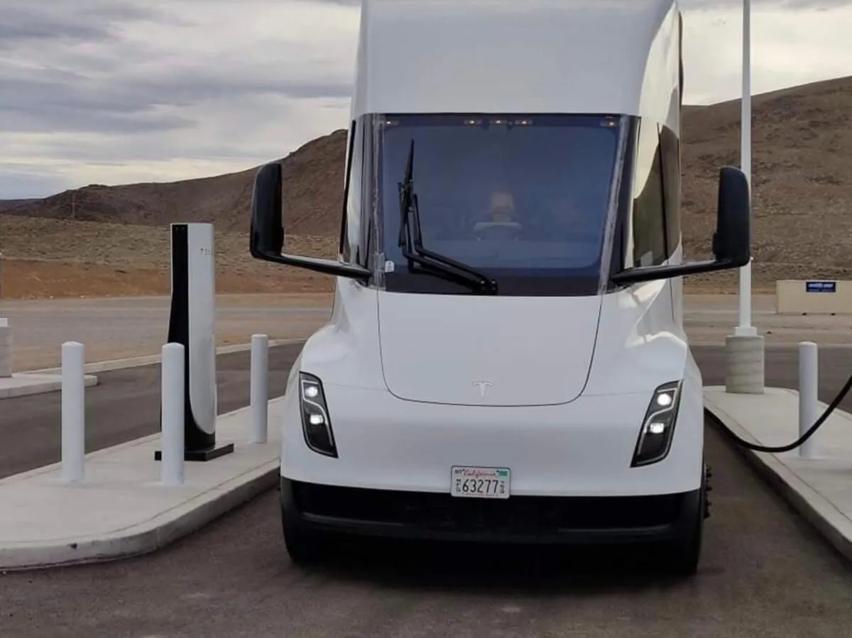 El Tesla Semi llega a Europa con 550 km de autonomía y una carga de 800 kW