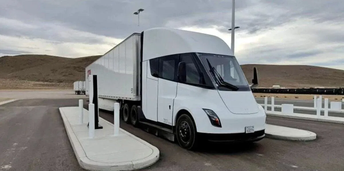 Tesla Semi Megacargador 1 (1)