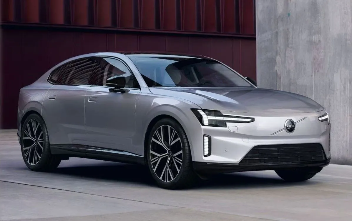 El Volvo ES90: 800 voltios, recargas del 10% al 80% en 22 minutos y 700 km de autonomía