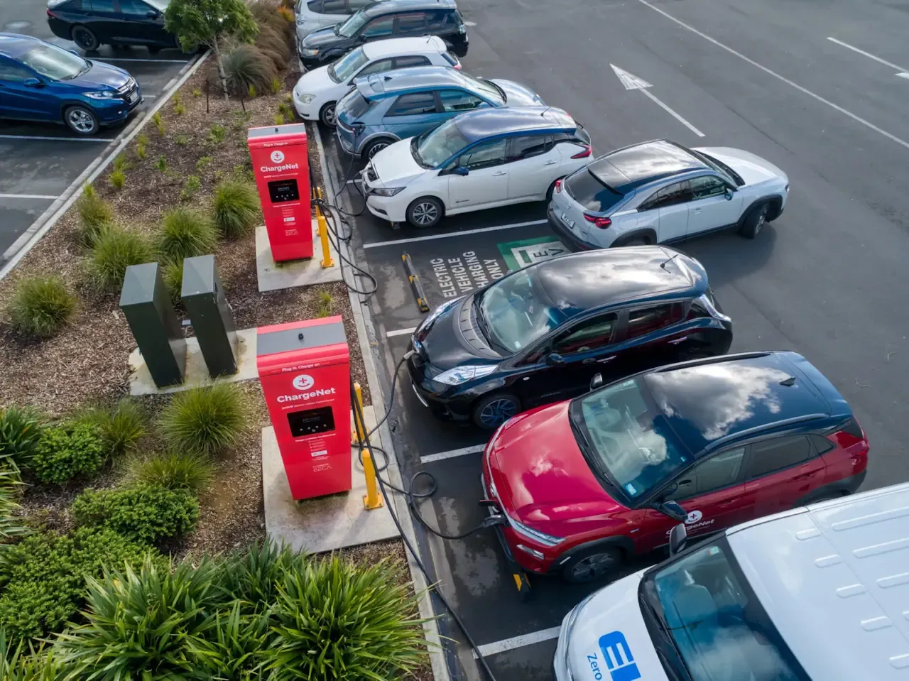 Carros elétricos são mais duráveis do que os equivalentes a combustão e têm maior vida útil – aponta um importante relatório