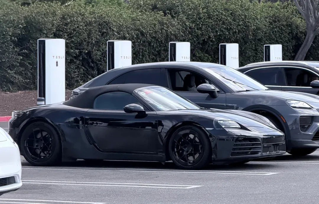 Porsche Boxster elétrico visto conectado a um carregador Tesla Supercharger na Califórnia