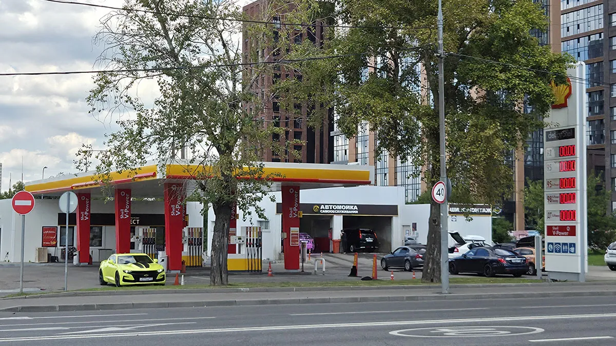 Stazione di servizio senza carburante a Mosca durante le carenze di benzina in Russia
