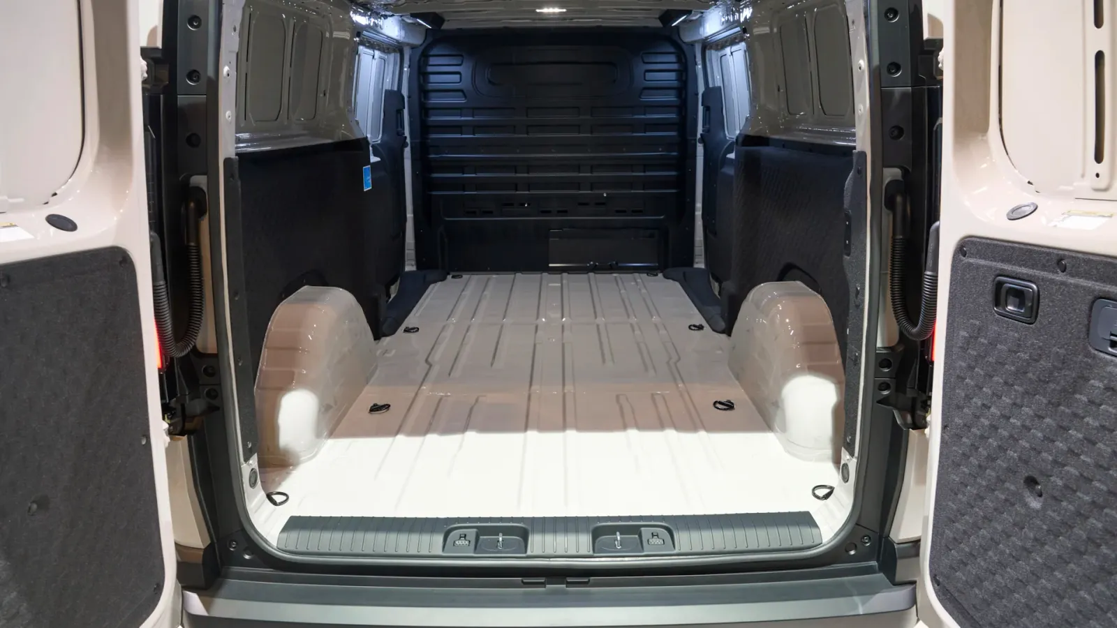 PV7 elettrico con batteria da 96,2 kWh. Kia prepara ben 23 versioni - Prima mondiale del Kia PV7 Cargo 10