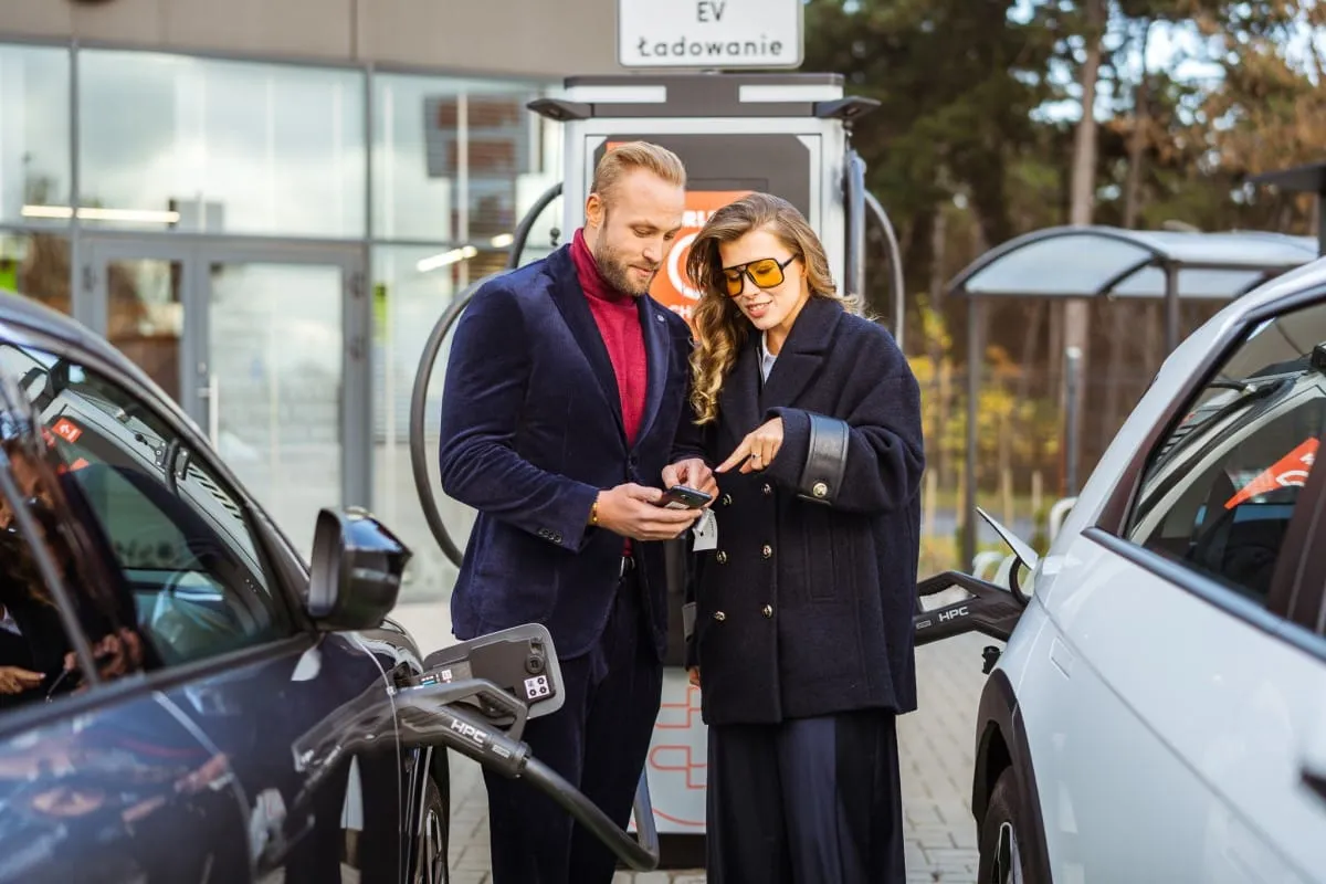 Energa Obrotu uruchomiła 180 kW w Pobierowie. Orlen Charge dojechał pod Gołębiewskiego