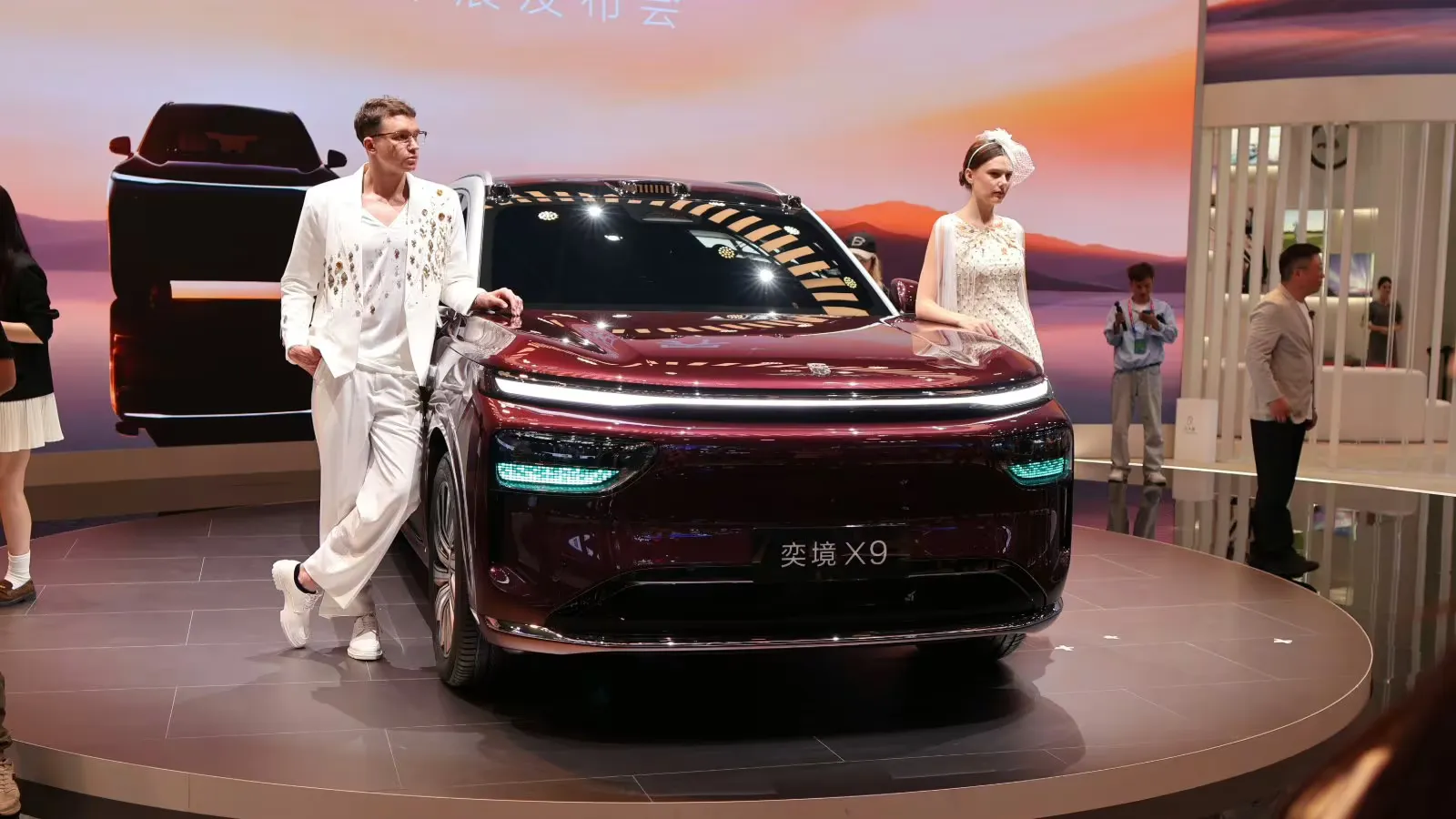 Der Burgundy Epicland X9 SUV wird zusammen mit 2 weiteren Modellen auf der Pekinger Automobilausstellung im April 2026 gezeigt.