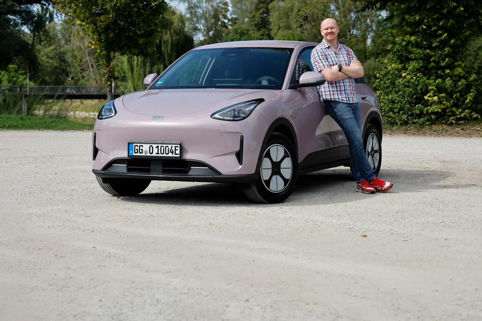 Перша поїздка на Geely E2: спритний міні-автомобіль із приводом на задні колеса та простором класу C