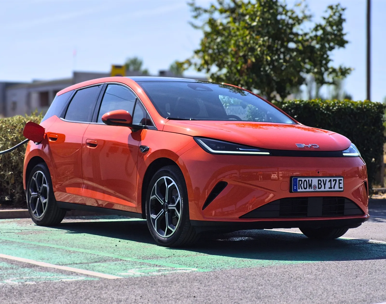 Prova BYD Dolphin G DM-i: un’auto urbana ibrida super ricaricabile, ma a cosa serve?