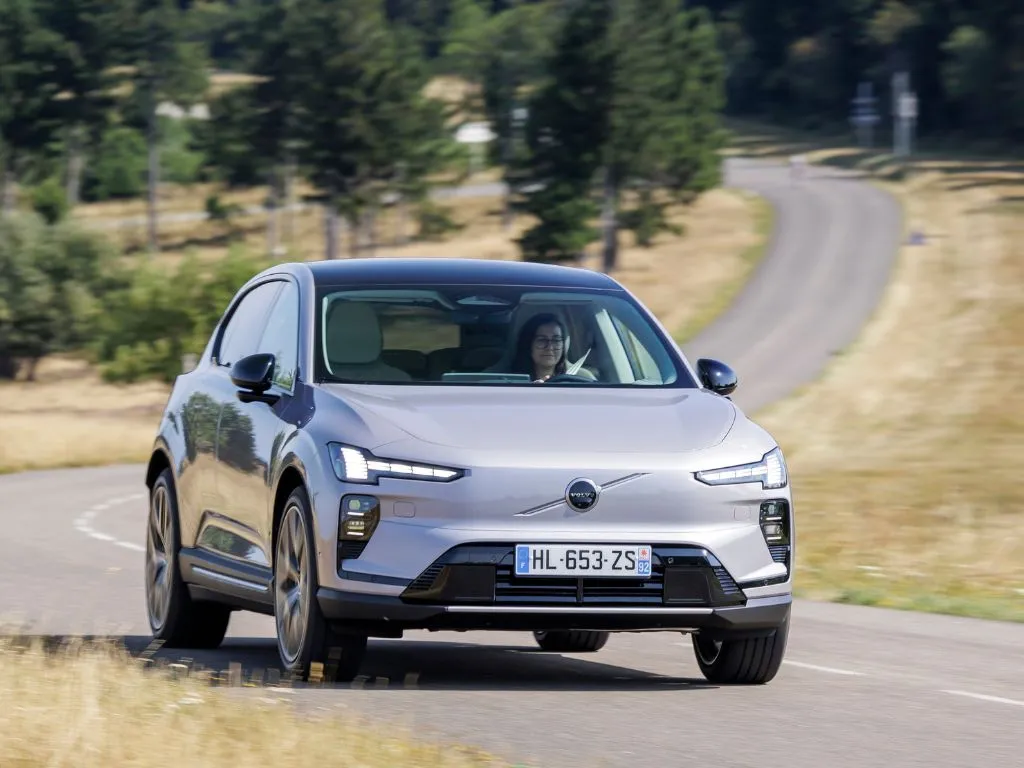 Teste do Volvo EX60: BMW iX3 e Mercedes GLC na mira, sem o menor complexo