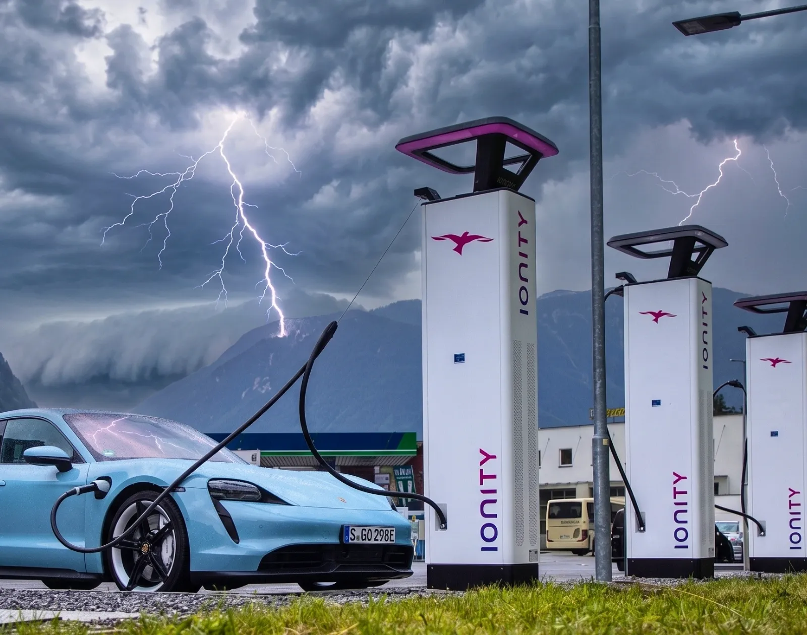 Est-il dangereux de recharger une voiture électrique lors d’un orage ? Voici la réponse !