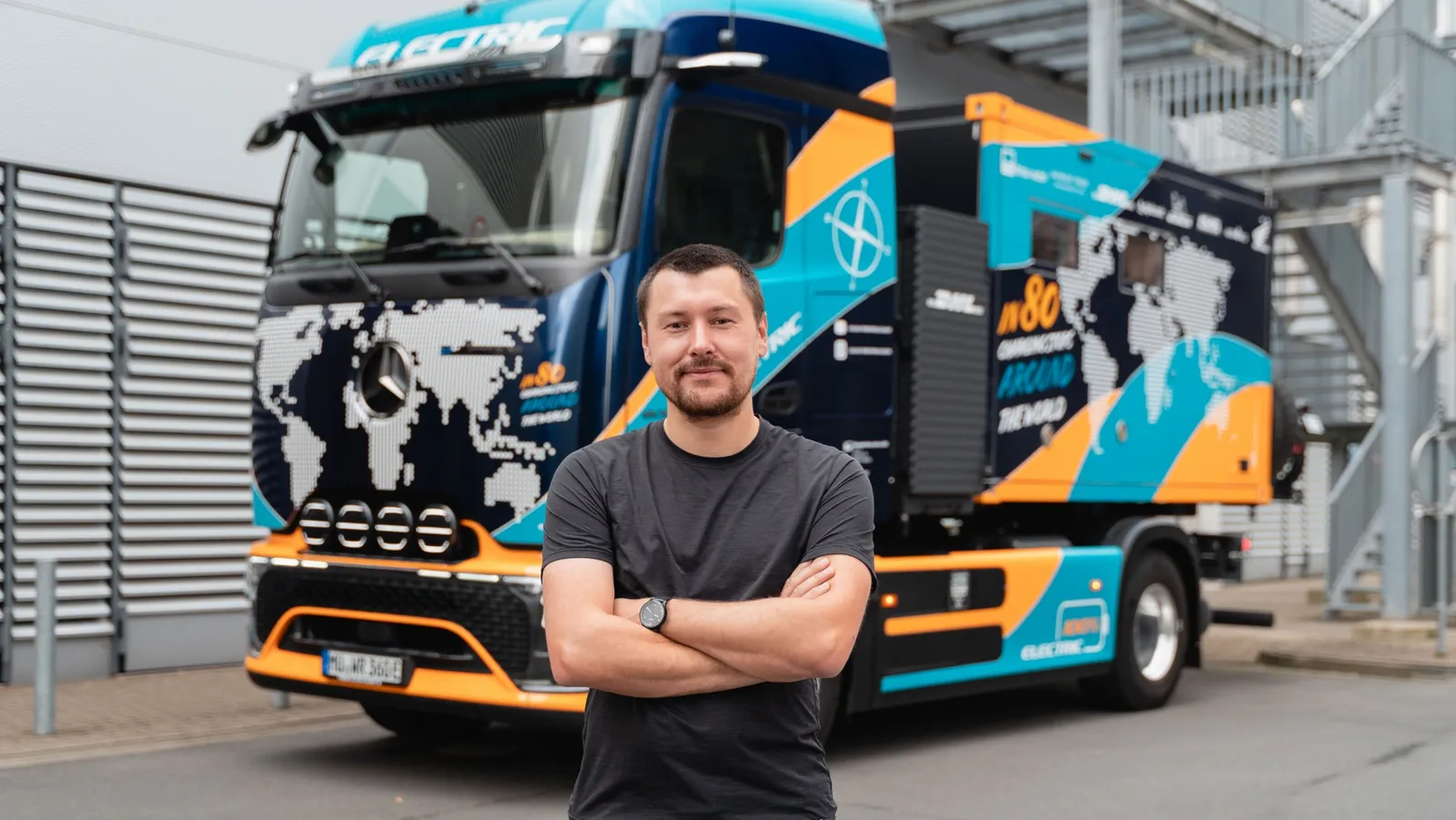 Este caminhoneiro já percorreu 200.000 km com caminhões elétricos e agora quer dar a volta ao mundo com apenas 80 recargas