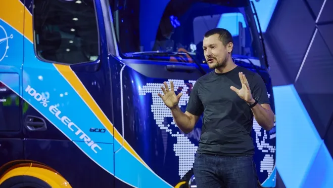 Wagner, motorista de caminhão elétrico