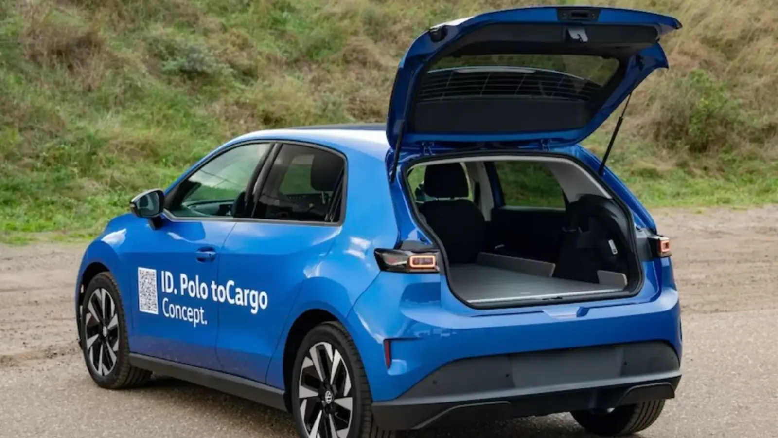 Volkswagen ID Polo vista traseira com a bagageira aberta