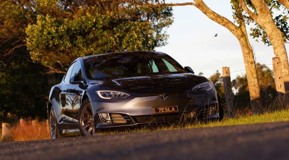 Este Tesla Model S está se aproximando de um milhão de quilômetros e trocou a bateria apenas uma vez