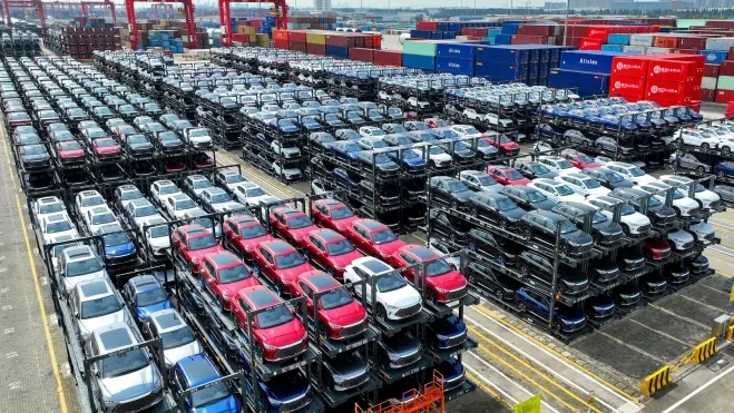 Cientos de SUV de BYD esperan su embarque en un puerto. Getty Images.