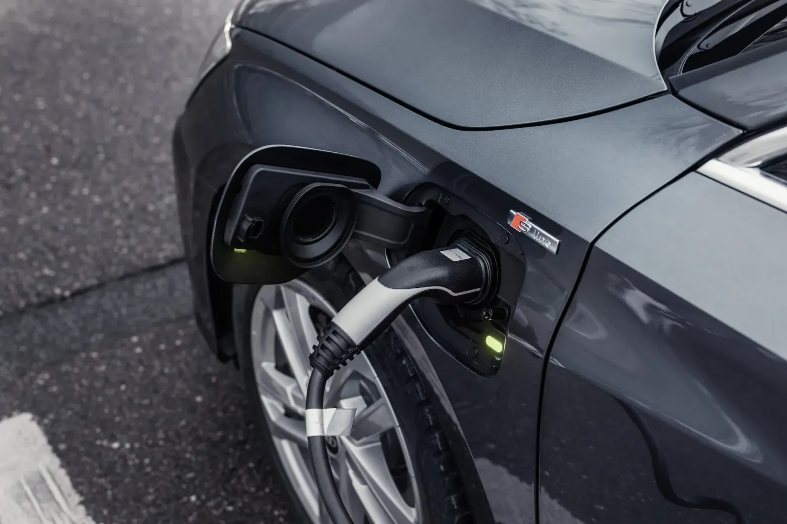 La battaglia europea per gli standard: i veicoli PHEV emettono soltanto il 18% in meno di CO₂ rispetto ai veicoli a combustione interna.