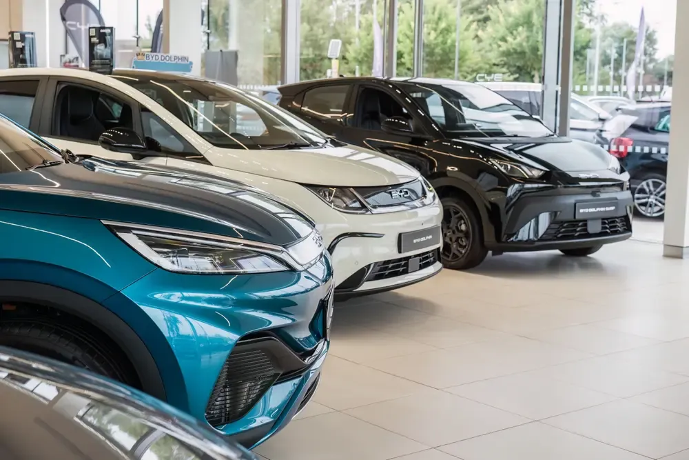 Carros elétricos da BYD em sala de exposições
