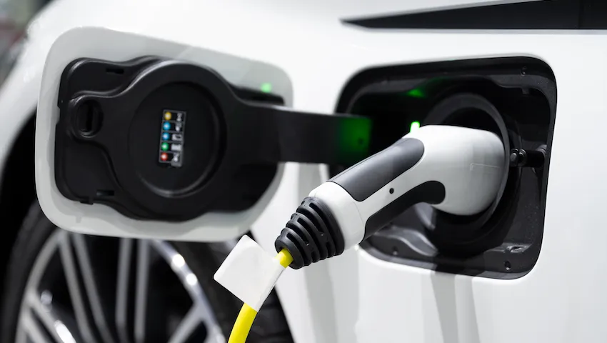 Nowoczesne ładowanie pojazdów elektrycznych w stacji