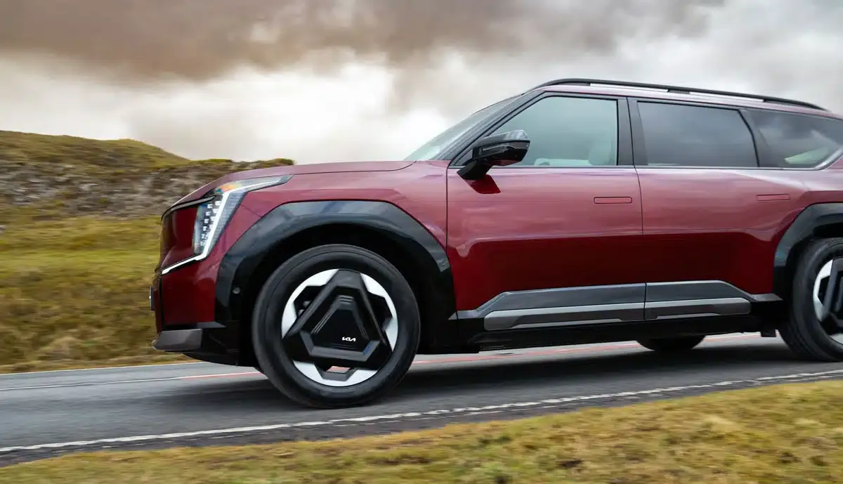 Experten debattieren über Straßenschäden durch schwere E-Autos