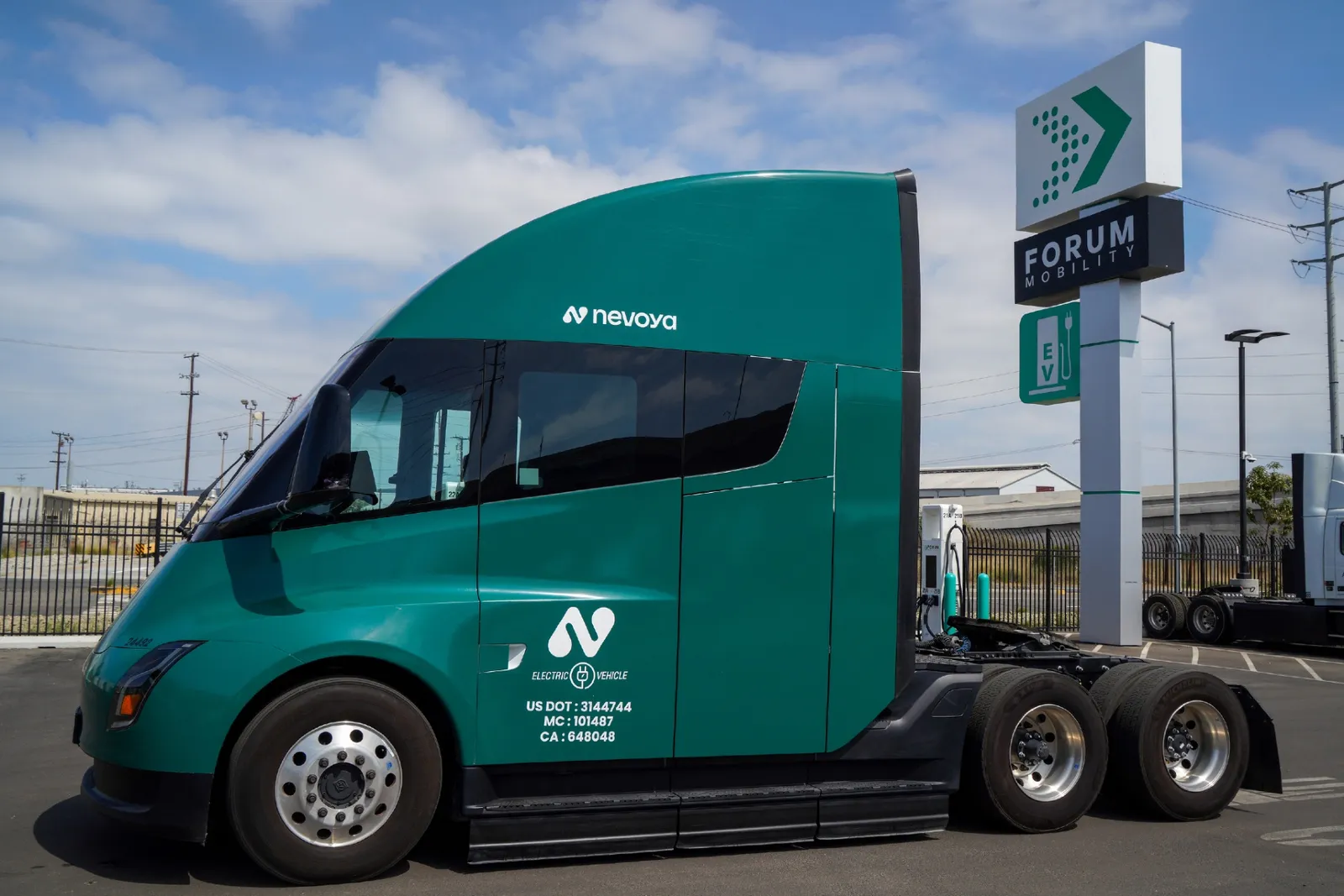 Image 2: Forum mobility ladepark tesla semi nevoya kalifornien usa