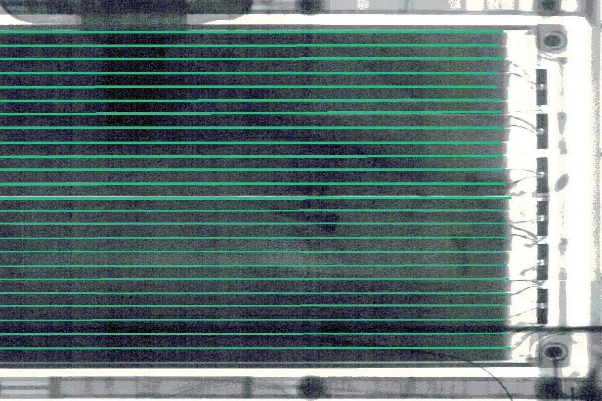 Imagem 2: A análise automática das bordas das células torna visíveis possíveis deformações no módulo da bateria.