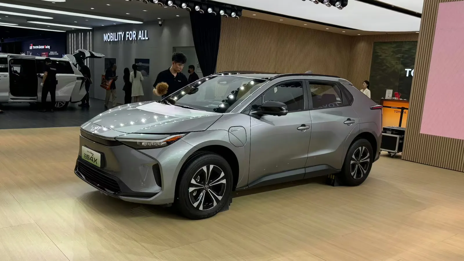 SUV elétrico Silver GAC Toyota bZ4X exibido na Feira Automobilística de Xangai em abril de 2025, visto de frente e de lado.