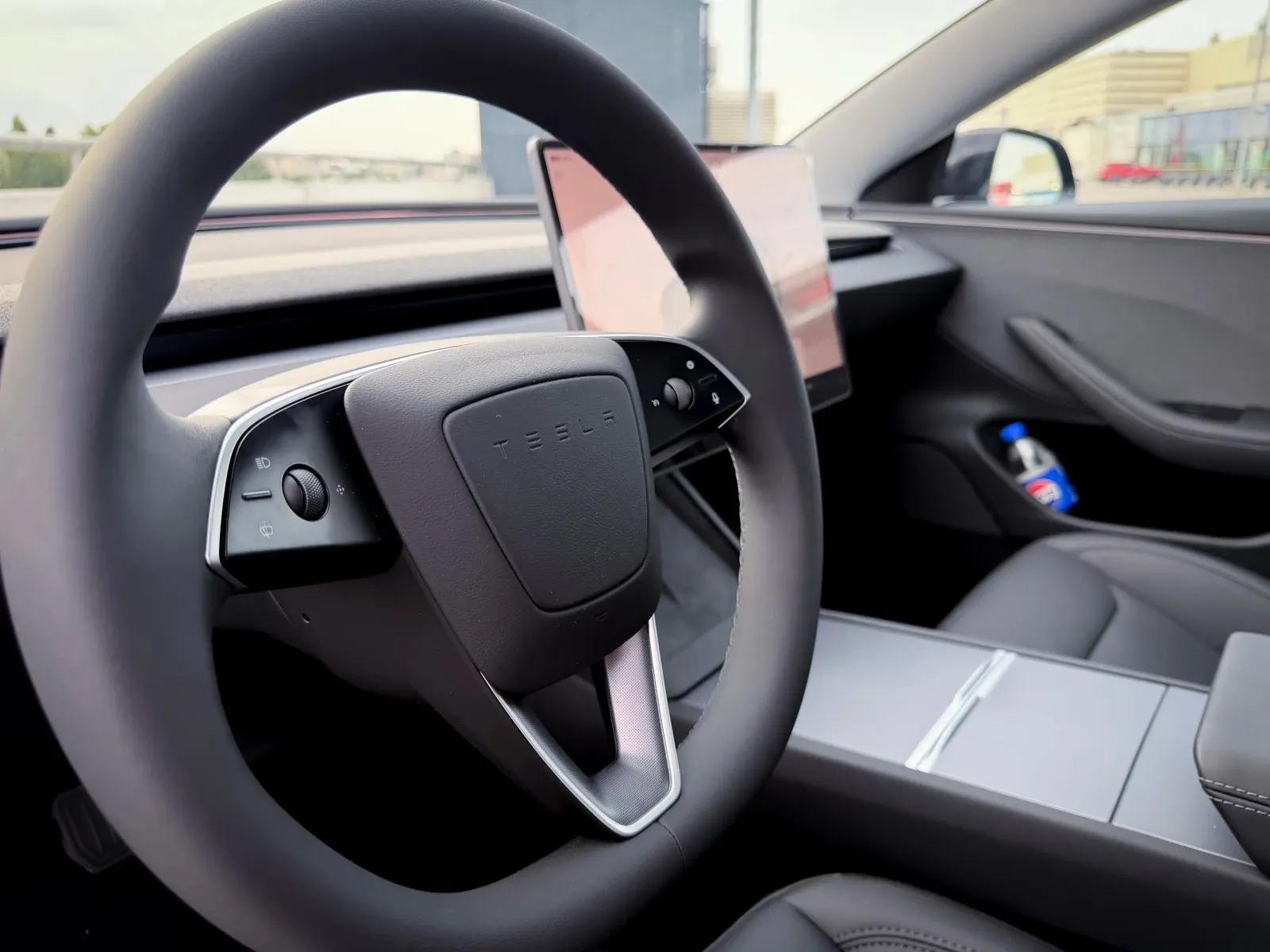 Gigafabryka w Szanghaju zwalnia, a Tesla sięga po rabaty. Tylko do końca września