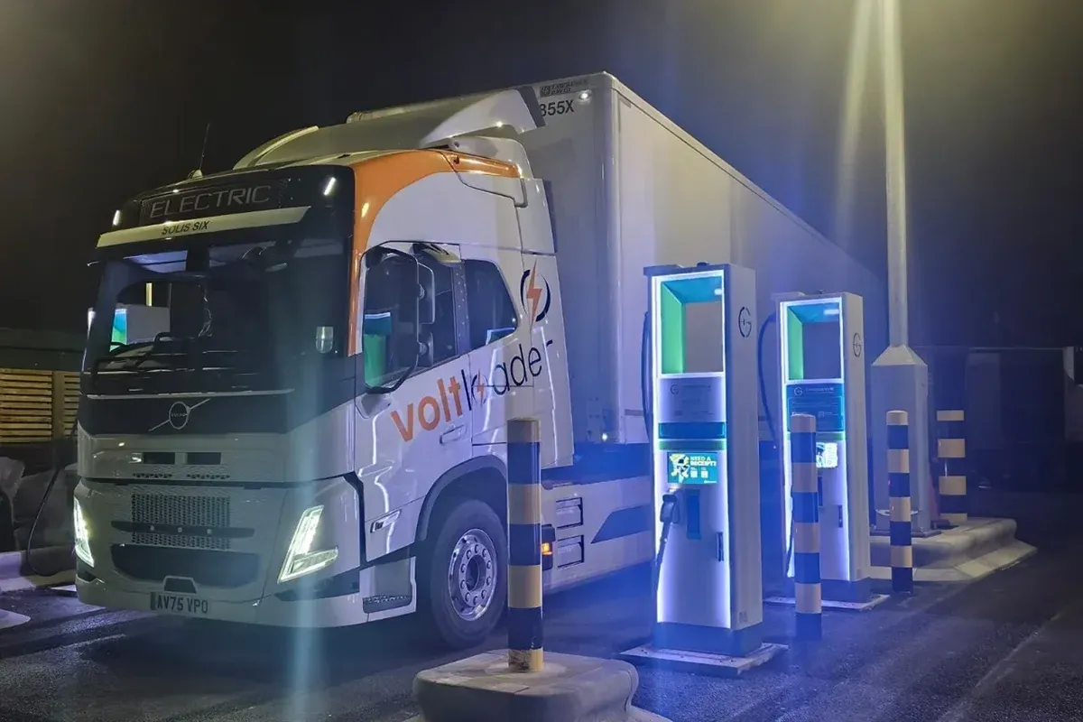 Gridserve et Voltloader développent le réseau public de recharge pour les camions lourds électriques.