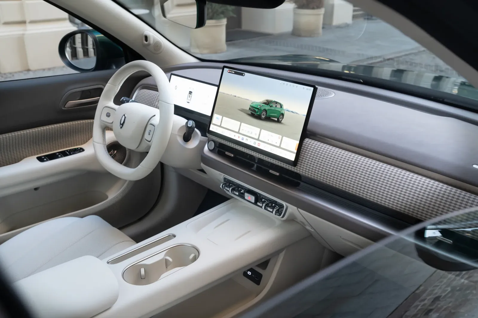 GWM ORA 5 wjeżdża do Polski z ceną od 109 900 zł. Producent zapowiada też elektryczną odmianę - GWM Ora 5 2