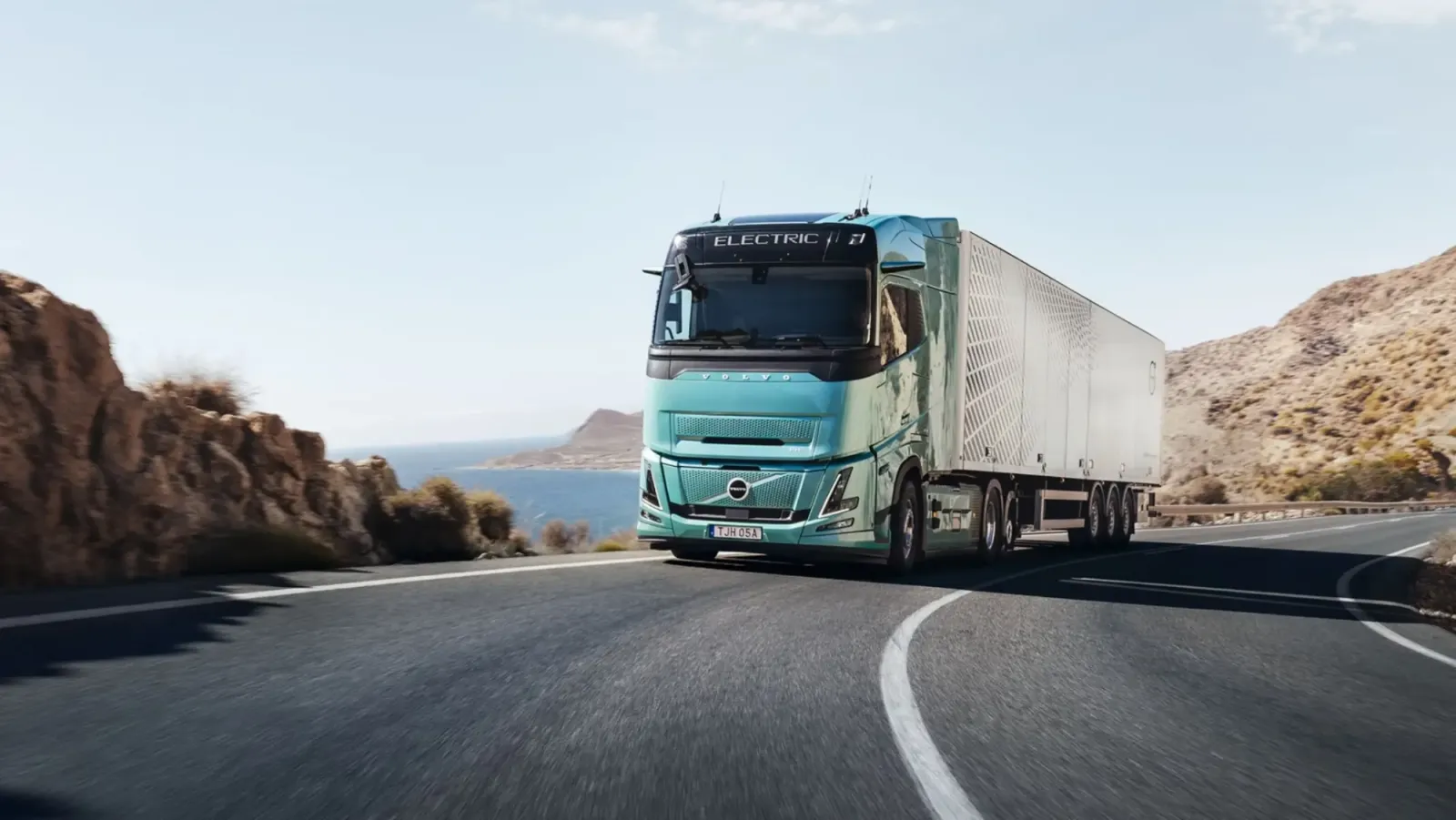 Hasta 700 kilómetros de autonomía y gran capacidad de carga: los nuevos camiones eléctricos de Volvo quieren jubilar al diésel en Europa