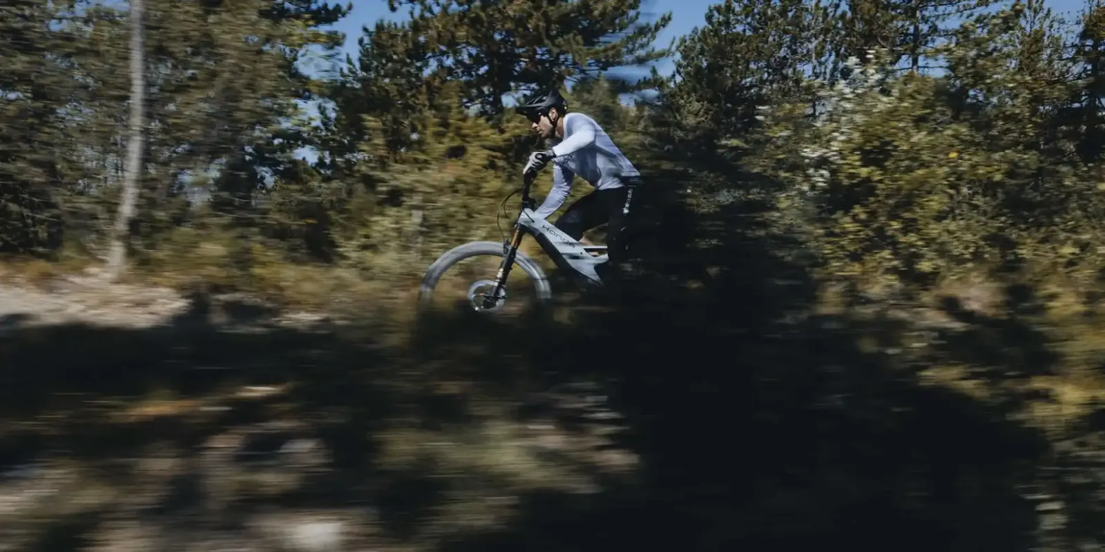 A Honda acaba de lançar uma bicicleta de montanha elétrica, e ela parece ser bem robusta.