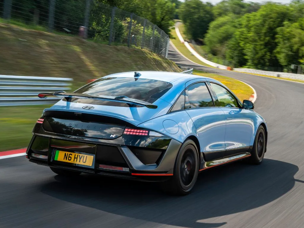 Hyundai Ioniq 6 N 2026 : notre essai exclusif de 600 km sur route et sur circuit !