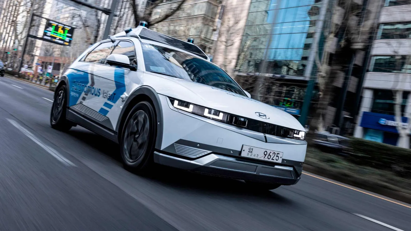 Hyundai retrasa su conducción autónoma hasta 2029, pero lanza un desafío a Tesla: quiere superarla en datos