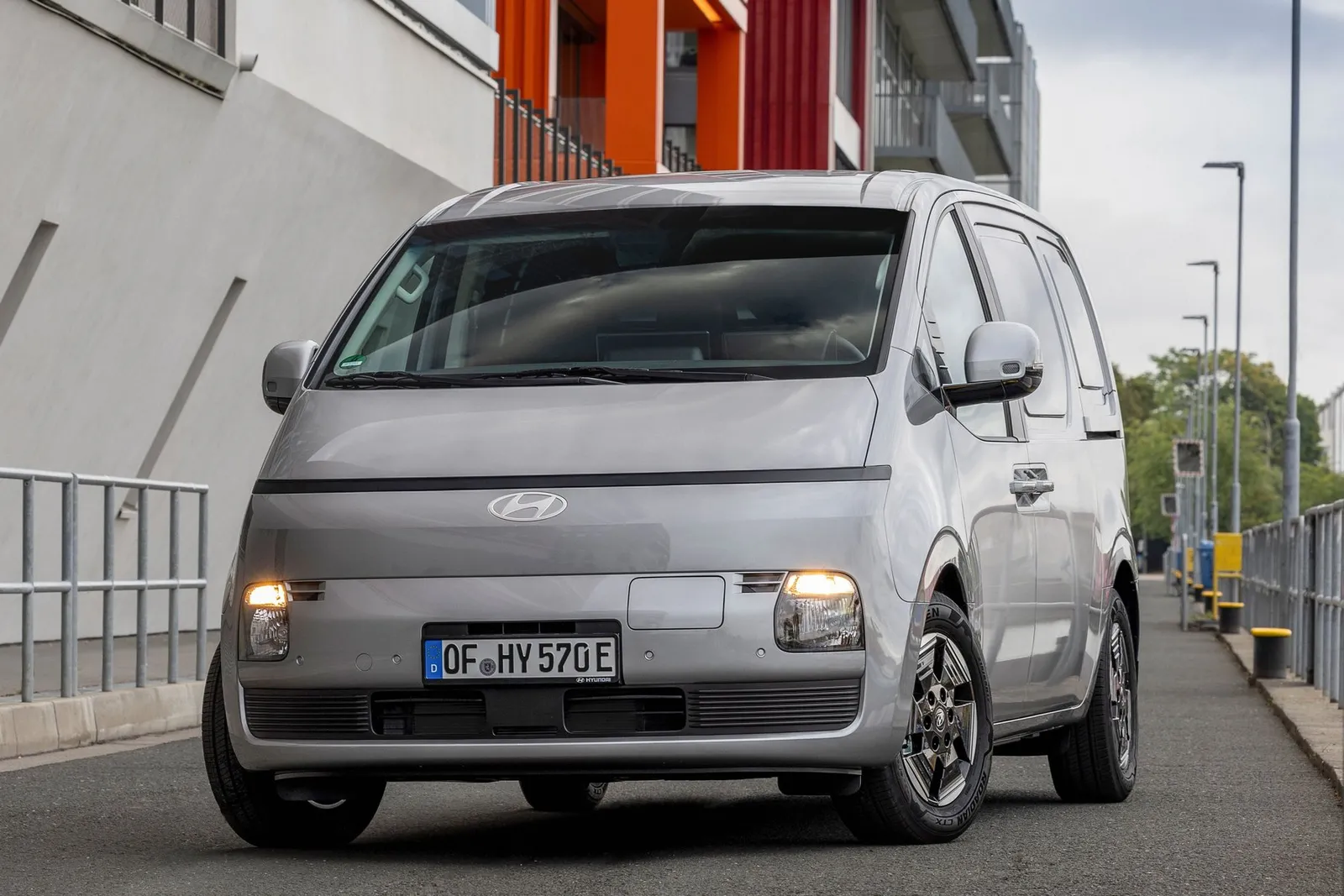 Image 2: Hyundai Staria Cargo Elektro in der Frontansicht