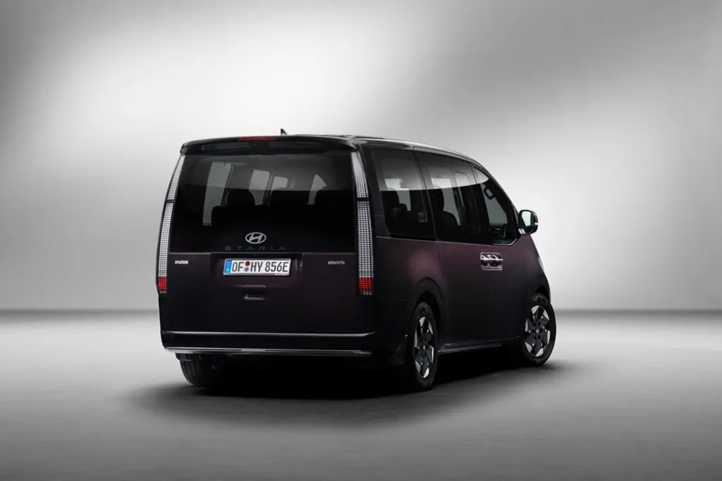 Hyundai Staria Electric: 9 posti, 800 volt e oltre 400 km di autonomia per conquistare le famiglie