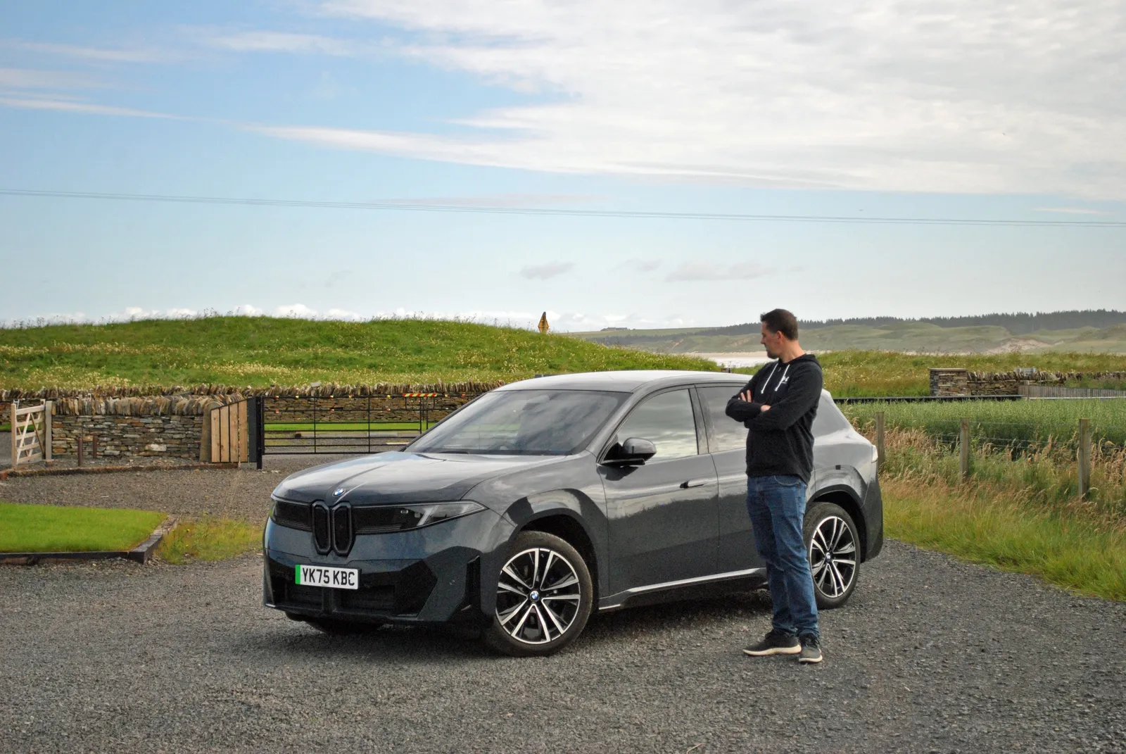 Matt Allan con BMW iX3 sulla North Coast 500