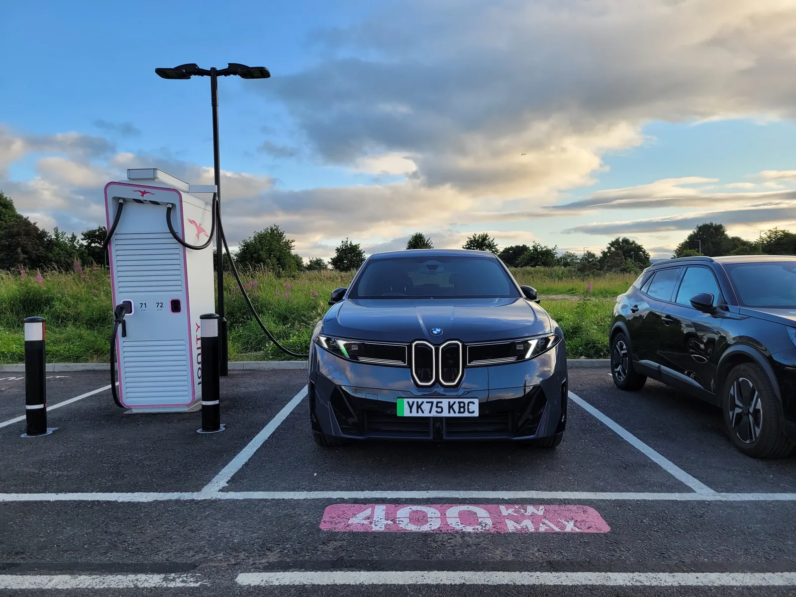 BMW ix3 in fase di ricarica presso una stazione Ionity a Inverness