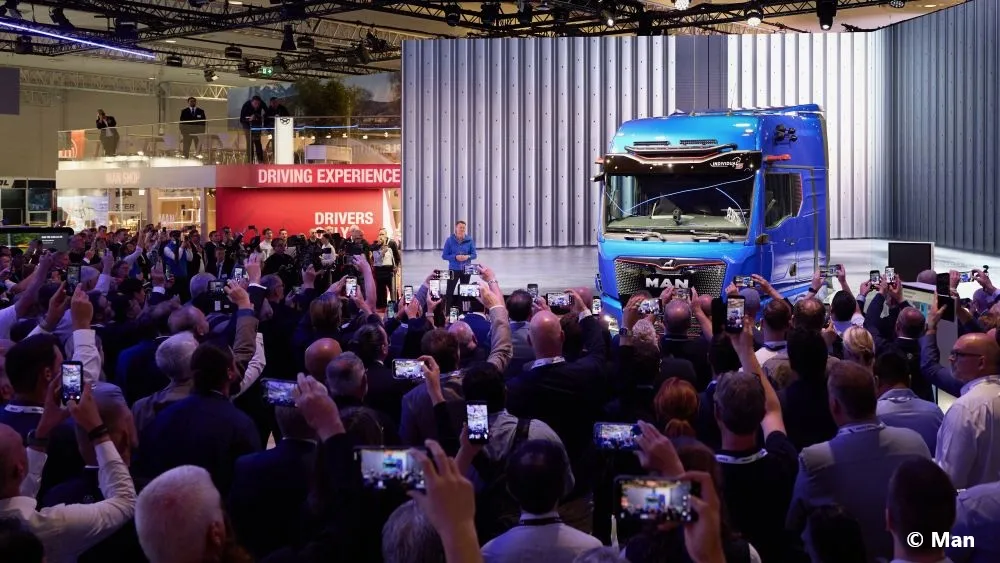 Durante a IAA Transportation 2026, que acabou de acontecer em Hanôver, houve muitas novidades em termos de veículos comerciais elétricos. Este importante encontro do setor de veículos comerciais e industriais também mostrou que a eletrificação está ganhando espaço também no setor de caminhões pesados.