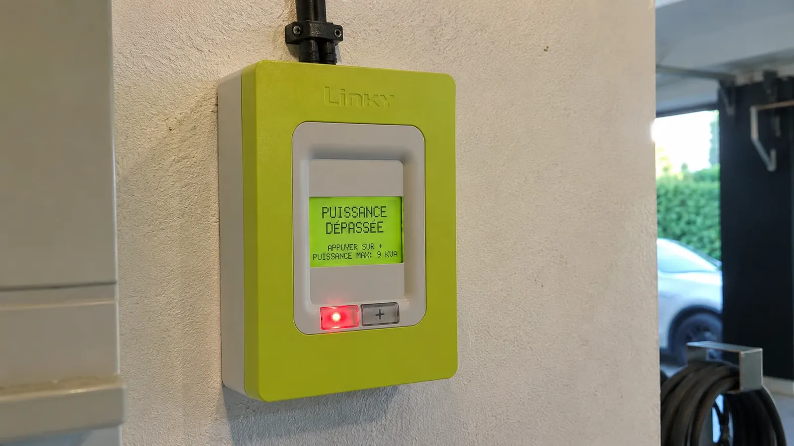 Contatore Linky che mostra il messaggio ‘Potenza superata’ e una potenza massima di 9 kVA