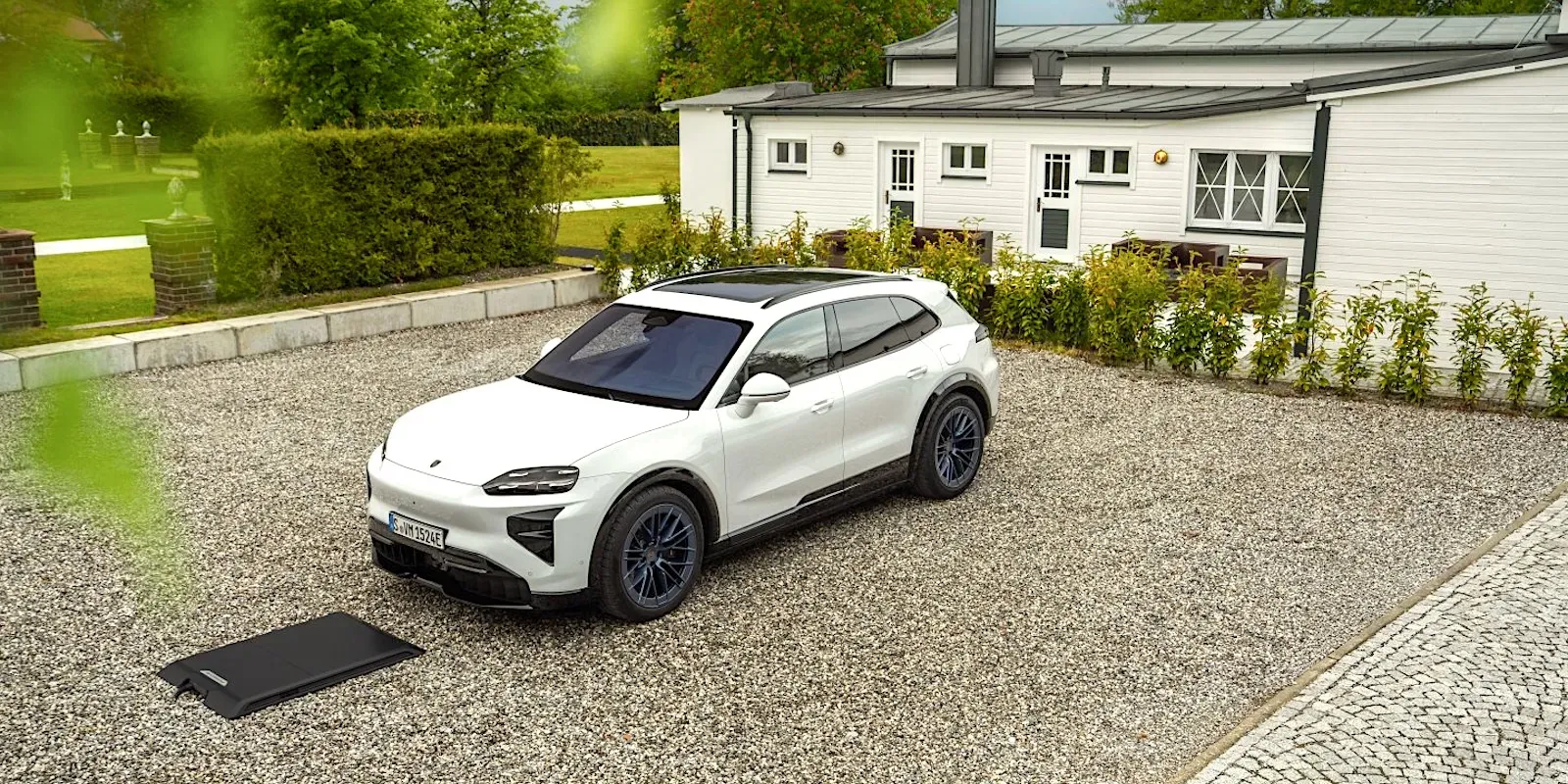W końcu to się stało: Porsche wprowadza do produkcji bezprzewodowe ładowanie samochodów elektrycznych [wideo]