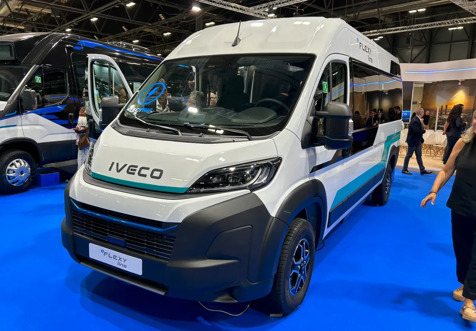 A Iveco Bus apresenta o eFLEXY com menos de 6 metros para serviços DRT e urbanos, com entregas a partir do primeiro trimestre de 2027