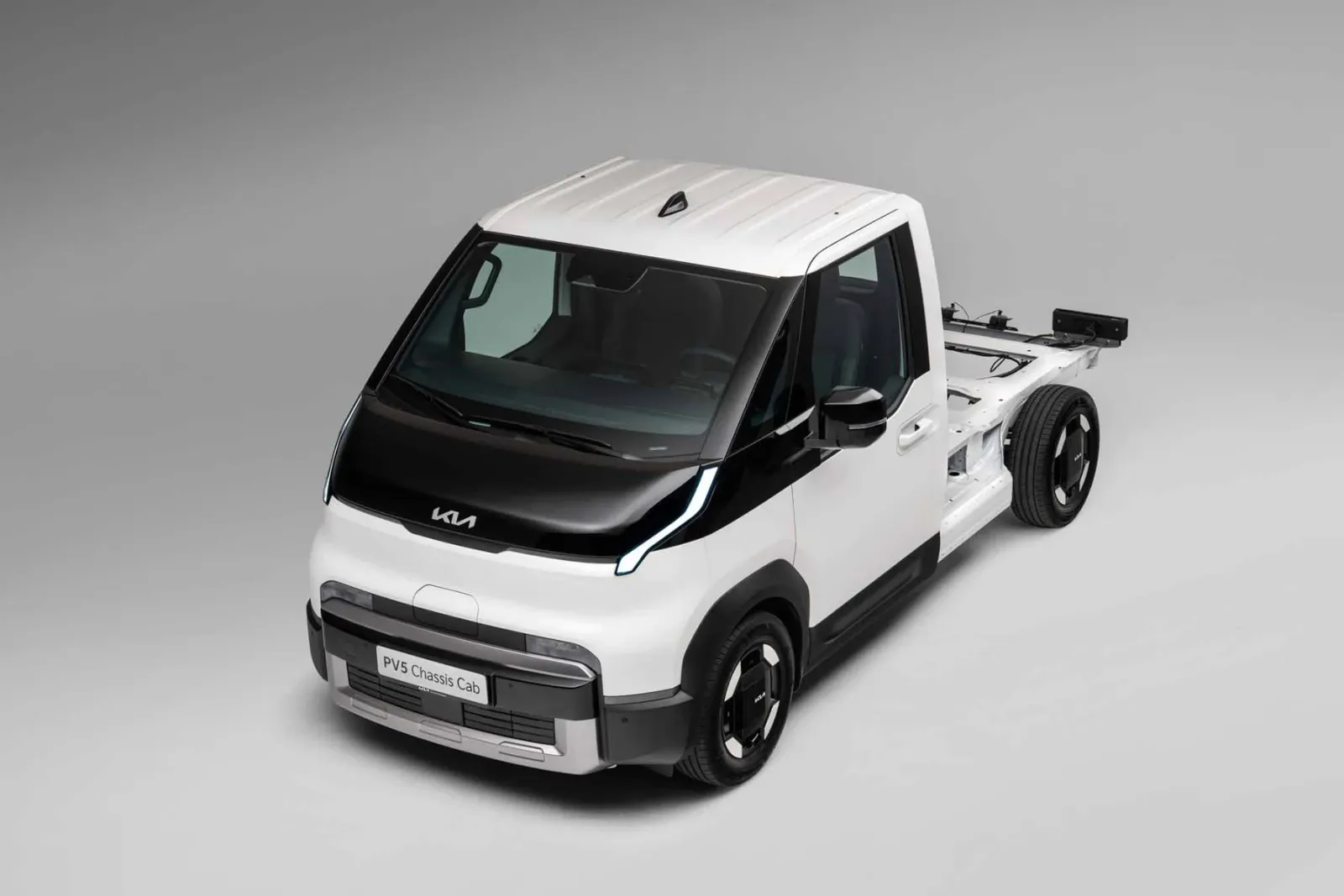 O Kia PV5 Chassis Long Range vem com bateria de 71,2 kWh como única opção no Reino Unido