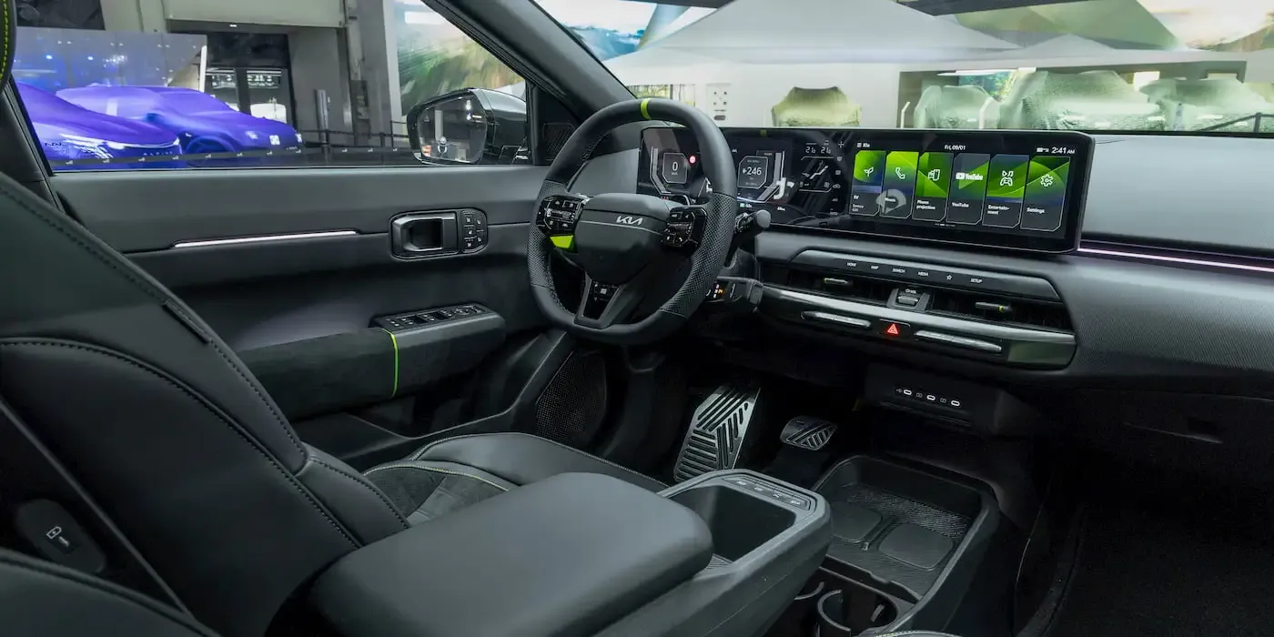 O novo interior da Kia foi visto com uma tela de entretenimento maior, além do software de alta tecnologia da Hyundai